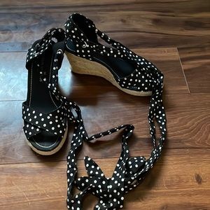 Polka-dot tie up wedges!